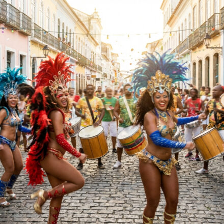 Danseuses de samba souriantes en costumes de carnaval rouge, bleu et vert dansent sur une rue pavée brésilienne, ambiance festive.