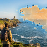 Randonneur face à la côte rocheuse de Bretagne et un phare, avec une carte numérique des départements et des icônes de phares et bateaux.