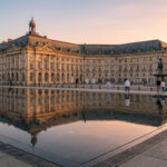 Le lac Natron en Tanzanie : entre eaux rouges et mystères Vue panoramique du Miroir d'eau à Bordeaux reflétant la Place de la Bourse aux teintes chaudes du coucher de soleil.