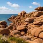 Explorez la côte de granit rose en Bretagne, un site naturel exceptionnel avec ses formations rocheuses uniques, ses plages magnifiques et ses paysages à couper le souffle.