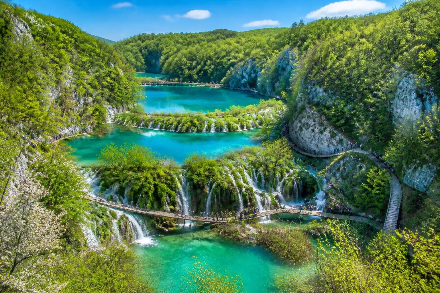 explorez le parc national de plitvice en croatie, un site naturel exceptionnel reconnu pour ses lacs turquoise, cascades spectaculaires et paysages préservés. une destination incontournable pour les amoureux de la nature et de la randonnée.