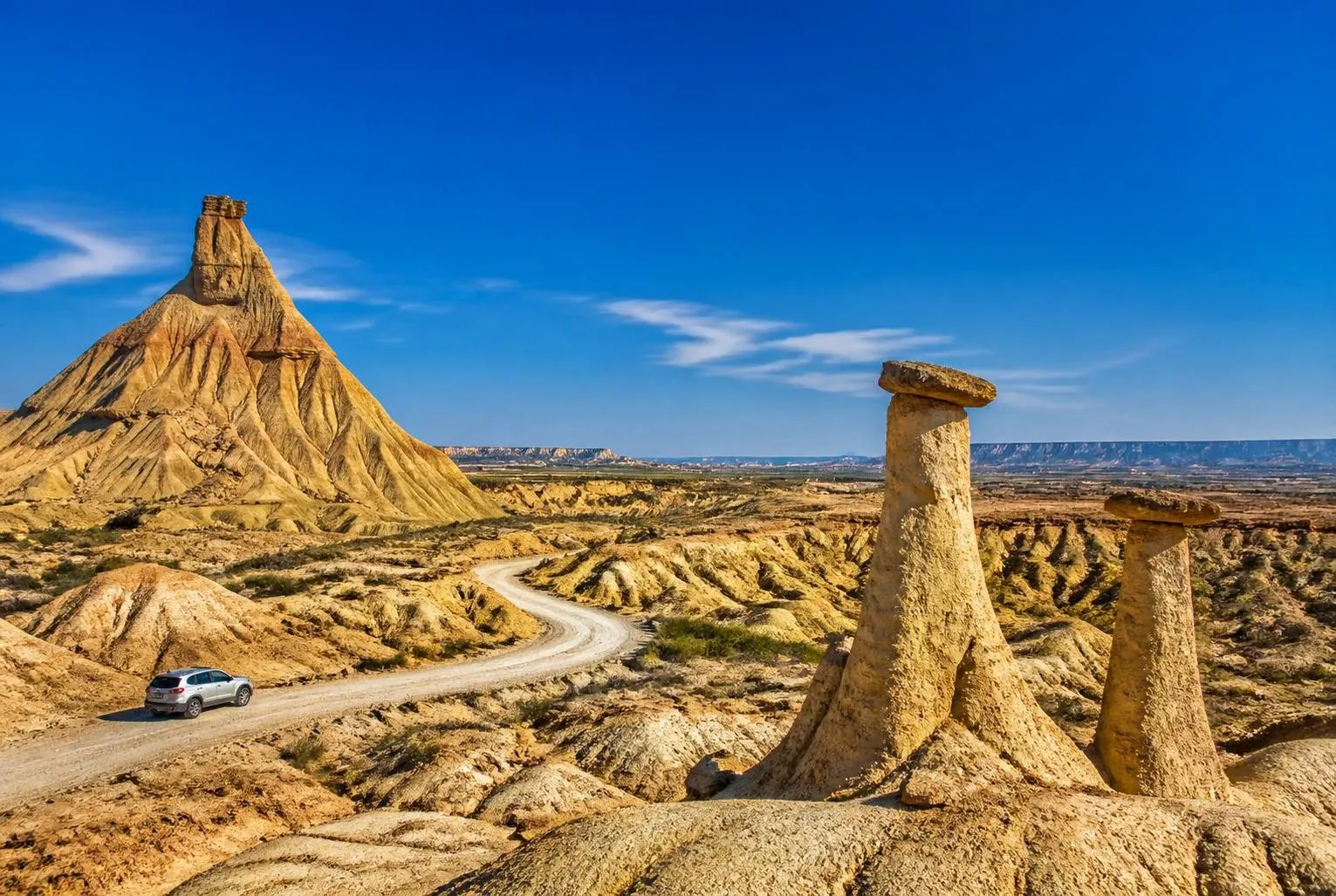 découvrez le désert des bardenas en espagne grâce à notre guide complet : conseils pratiques, sites incontournables et meilleures périodes pour visiter ce paysage unique.