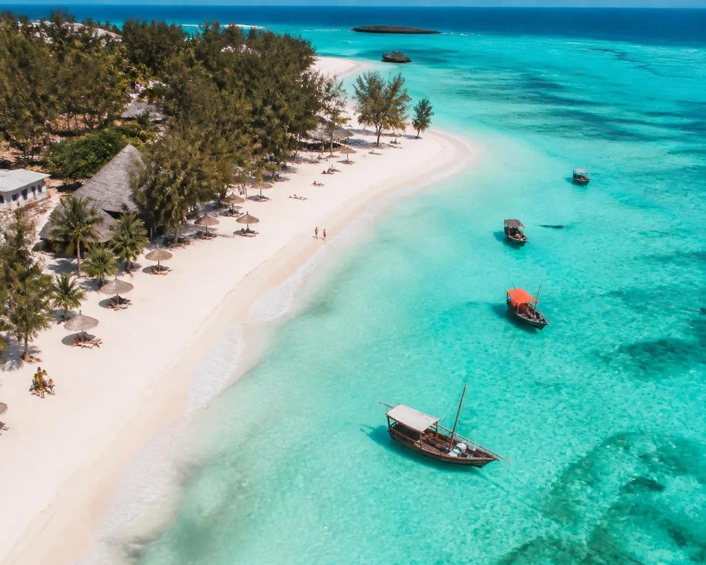 découvrez zanzibar, l'île tanzanienne aux plages paradisiaques et aux épices exotiques. guide complet pour un voyage entre détente, culture et saveurs uniques.