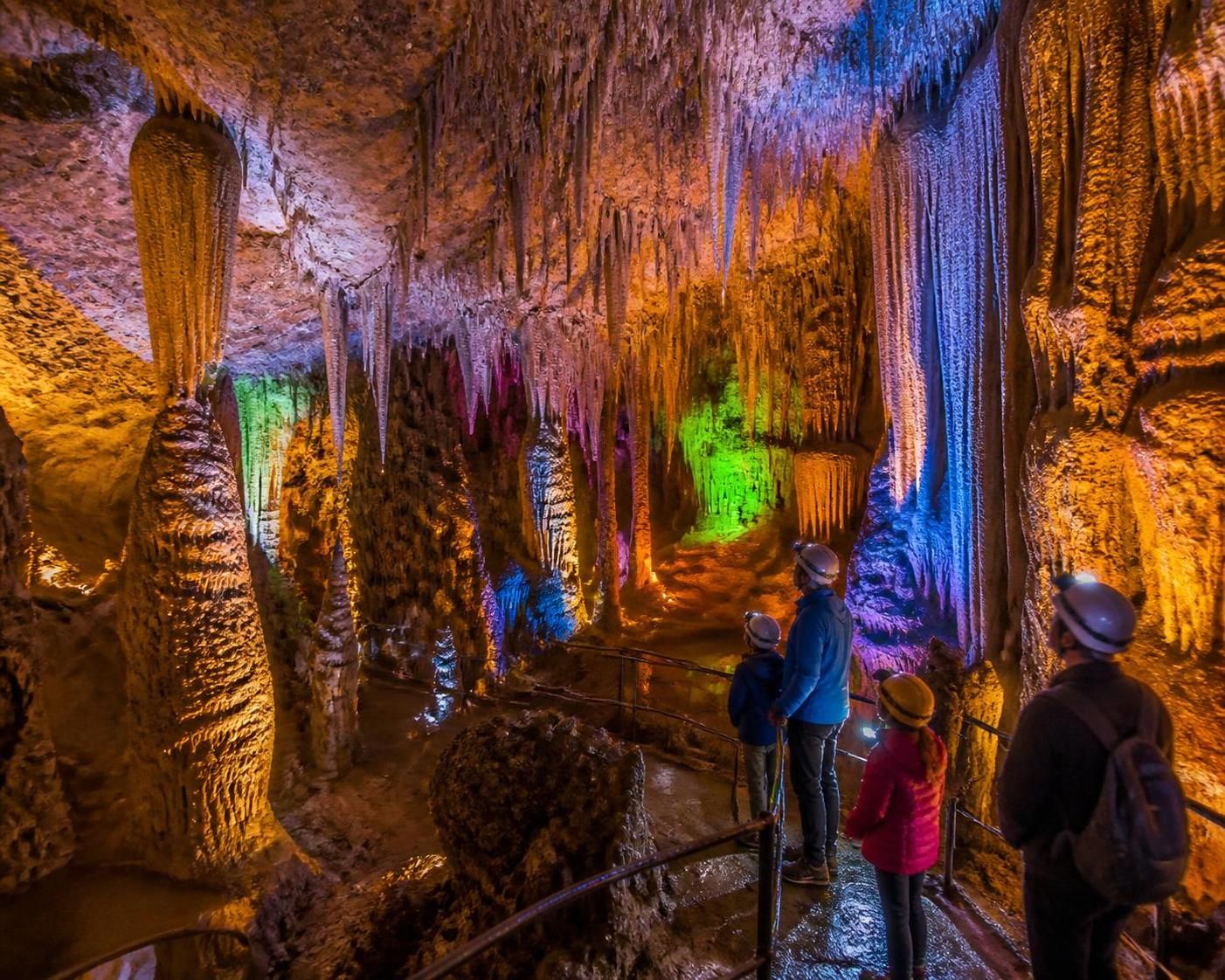 découvrez le gouffre de proumeyssac, la célèbre cathédrale de cristal du périgord, pour une visite impressionnante au cœur de formations souterraines spectaculaires.