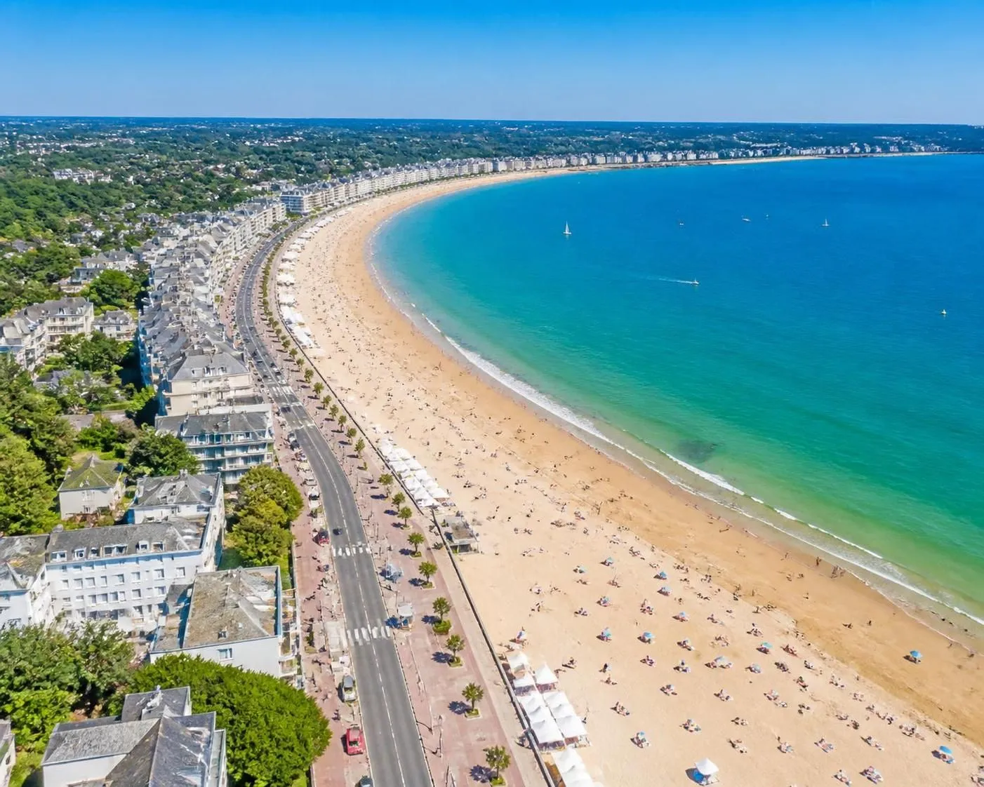 découvrez la baule en loire-atlantique : guide complet des plages, activités nautiques, restaurants et loisirs pour des vacances inoubliables au bord de l'océan.