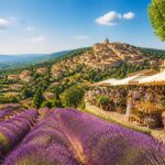 découvrez le luberon en juillet : explorez ses charmants villages provençaux, admirez les champs de lavande en fleurs et profitez des marchés colorés pour une immersion authentique en provence.