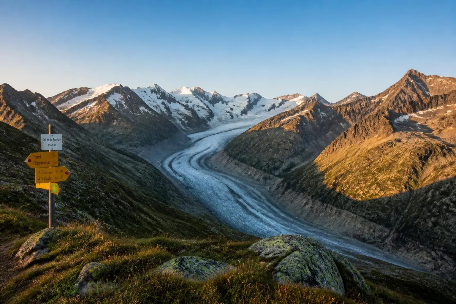 découvrez le col de la forclaz en valais suisse, offrant des panoramas spectaculaires sur le glacier du trient et des sentiers de randonnée pour tous niveaux.
