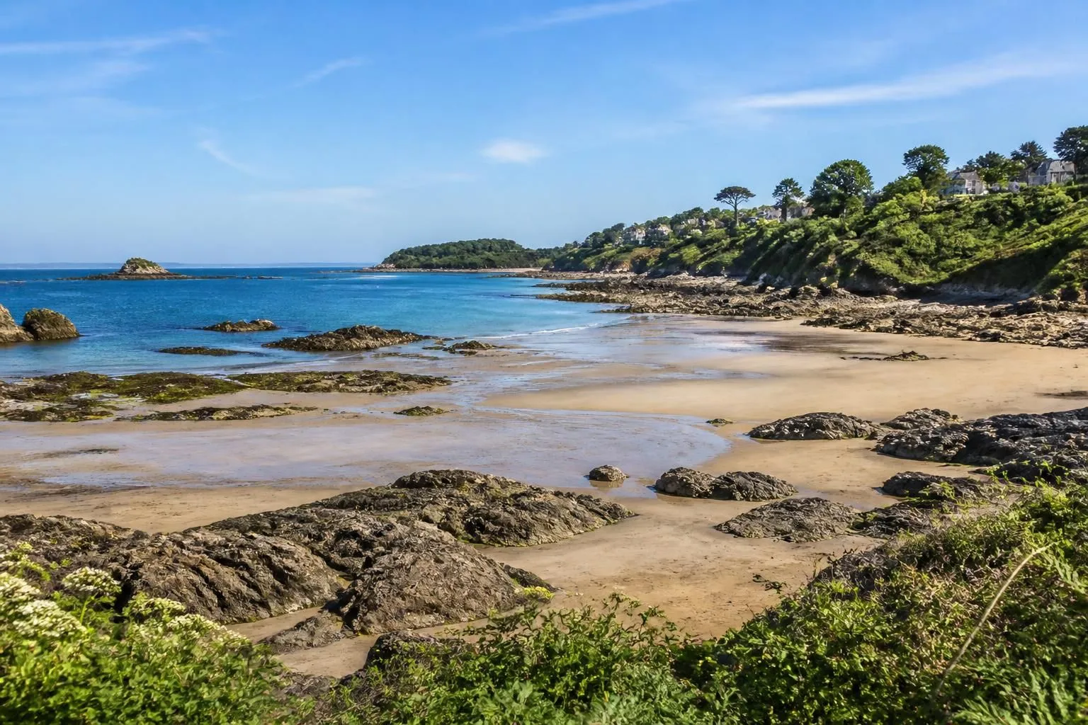 découvrez saint-briac-sur-mer, une plage bretonne secrète aux paysages préservés. explorez nos coups de cœur pour un séjour authentique en bretagne.