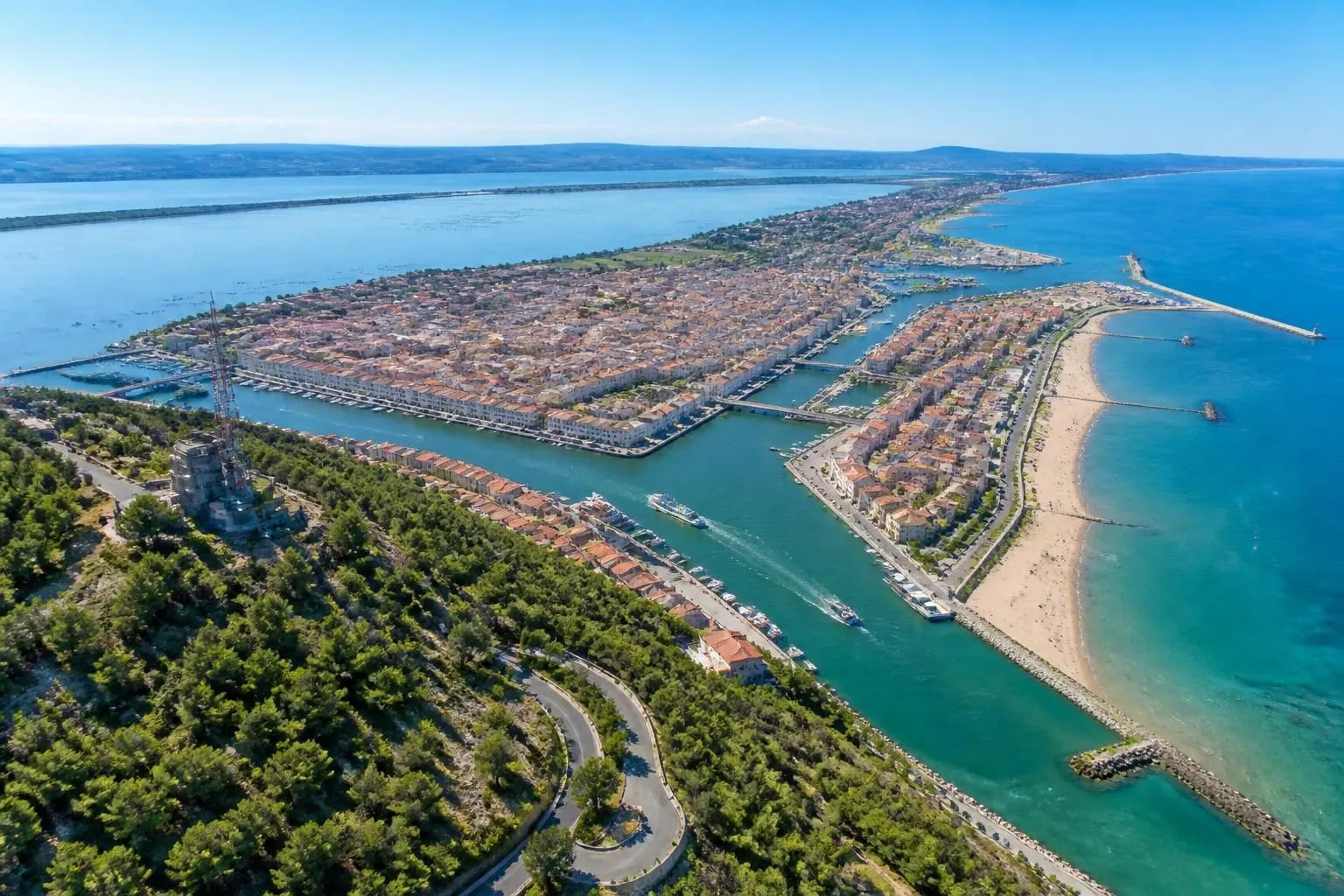 découvrez sète, l'île singulière, ses étangs pittoresques et ses sites incontournables où ciel et mer se rencontrent pour un voyage inoubliable.