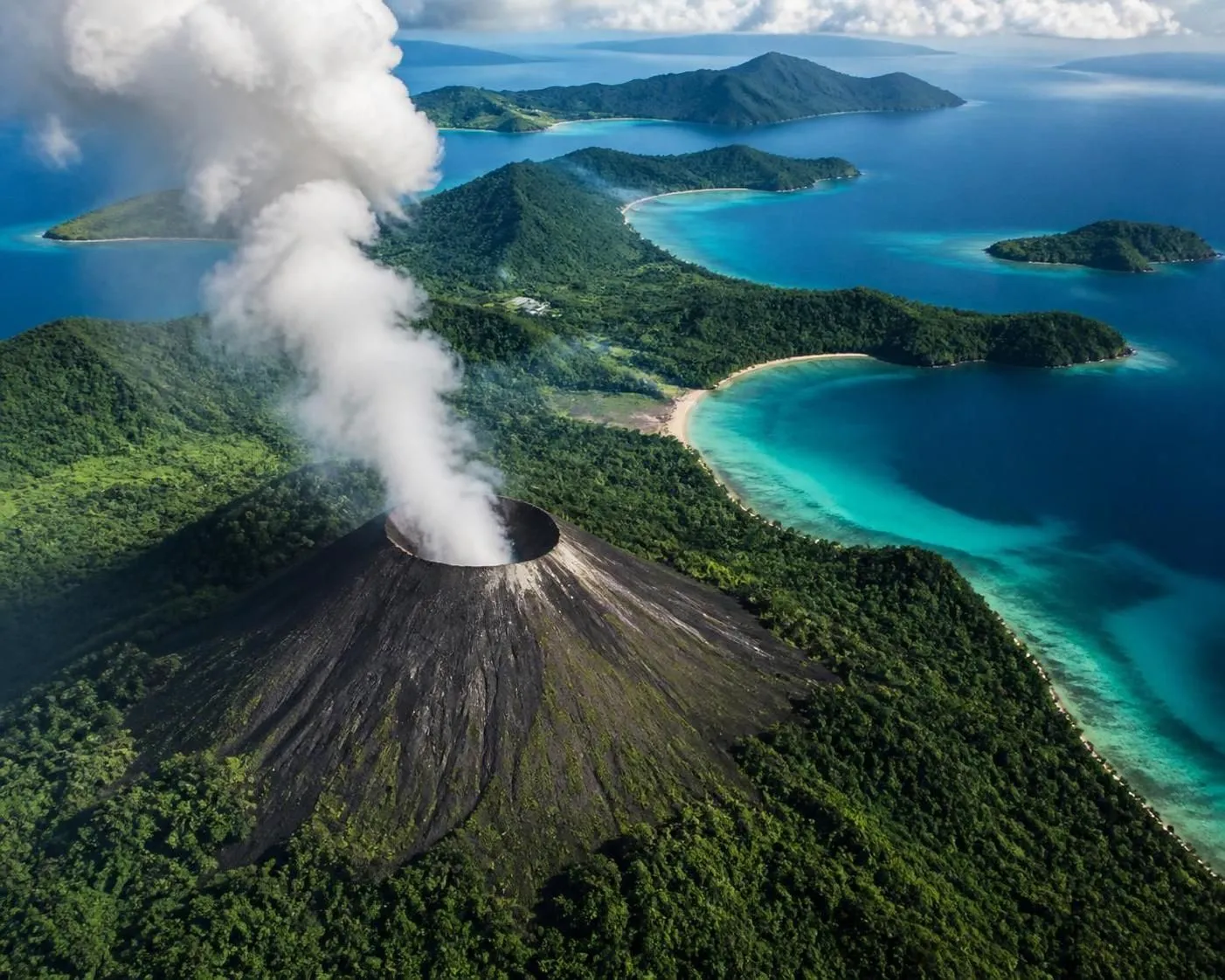 Découvrez les Moluques, l'archipel mystérieux indonésien, célèbre pour ses épices rares et ses volcans impressionnants, entre nature sauvage et histoire fascinante.