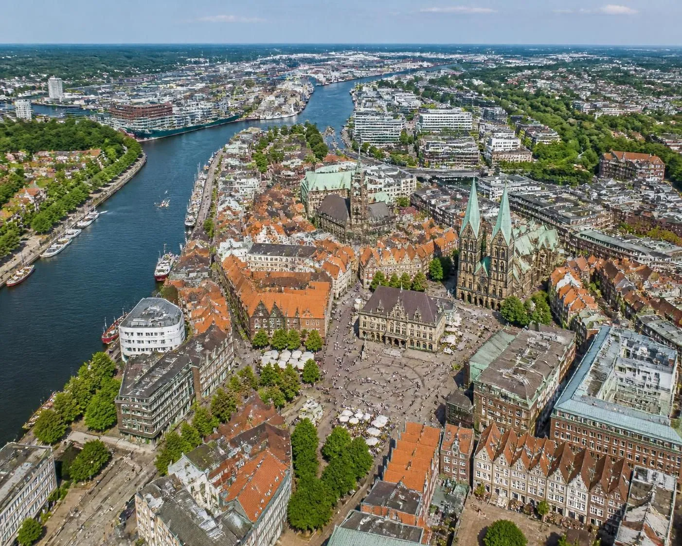 découvrez brême, le port hanséatique emblématique, son statue de roland et les sites incontournables de l'allemagne du nord pour un voyage riche en histoire et culture.