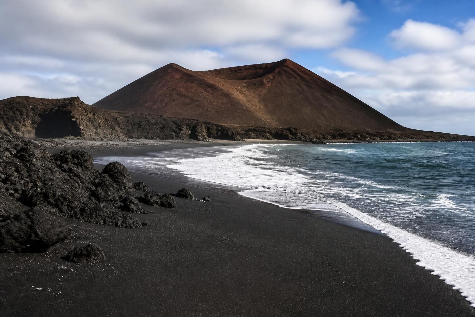 découvrez lanzarote, une île unique aux volcans impressionnants, plages de sable noir et paysages sauvages des canaries, parfaite pour les voyageurs en quête d'aventure hors des sentiers battus.