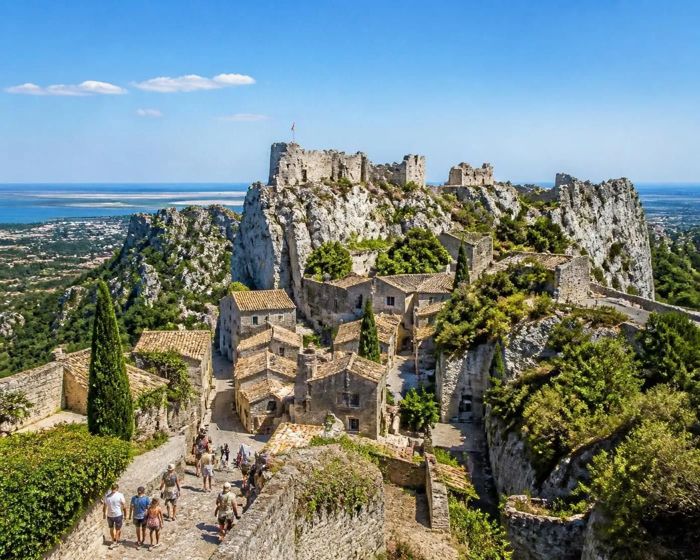 découvrez baux-de-provence, village médiéval pittoresque des alpilles, son château historique et les panoramas à couper le souffle sur la camargue.