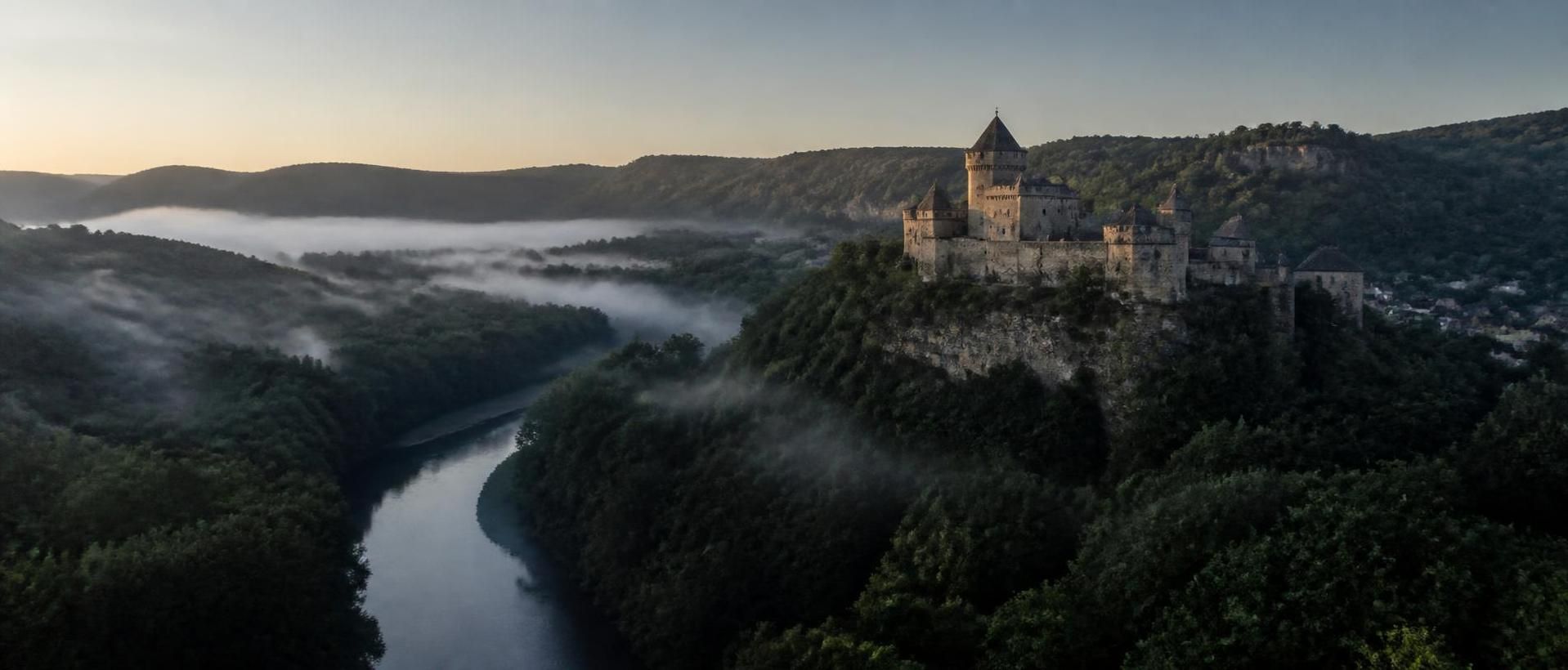 découvrez la dordogne à travers une carte détaillée de la vallée et du périgord noir, avec un itinéraire complet pour explorer les châteaux emblématiques et les grottes incontournables.
