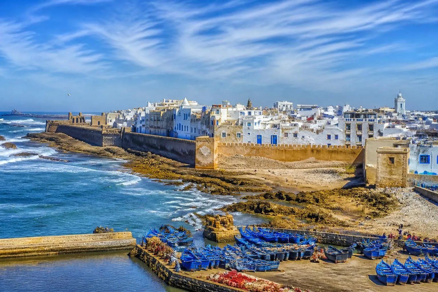 découvrez essaouira, la cité des alizés, célèbre pour son artisanat en bois unique et ses paysages surprenants du maroc atlantique.