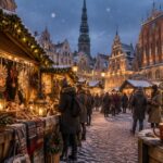découvrez le marché de noël de riga, au cœur de la vieille ville enneigée : traditions baltes, illuminations et magie de l’avent en lettonie.