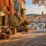 découvrez saint-tropez en automne : port de plaisance paisible, marché provençal et adresses confidentielles pour savourer la ville loin de la foule.