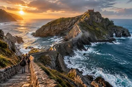 découvrez san juan de gaztelugatxe, son chemin spectaculaire au-dessus de la mer et son ermitage emblématique au cœur du pays basque espagnol.